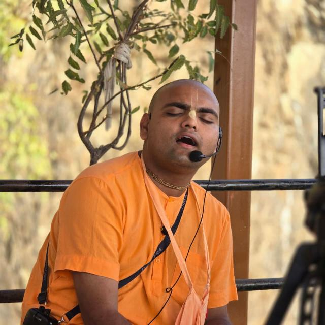 HG Akshayanand Das speaking with a headset microphone